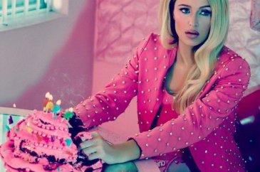 Paris Hilton 'Barbie' oldu!