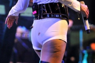 Hande Yener selülitlerine kılıf uydurdu