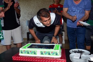 Özlüce'de Şenol Güneş'e doğum günü sürprizi