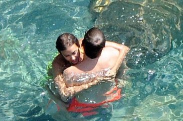 Bradley Cooper ve Irina Shayk rüya tatile devam ediyor