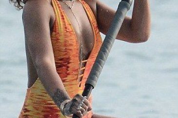 Rihanna yanıyor!