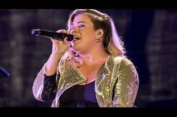 Şarkıcı Kelly Clarkson hamile