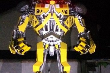 'Yılın babası' oğlu için 3 tonluk robot üretti