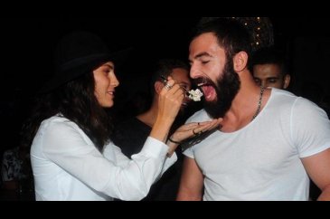 Serenay Aktaş yeni yaşını arkadaşlarıyla kutladı