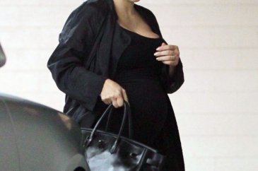 Kim Kardashian siyahlara büründü!