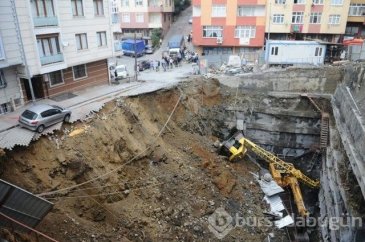 Kağıthane'de yol çöktü!