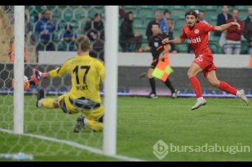 Bursaspor - Antalyaspor maçının ilk yarısından kareler
