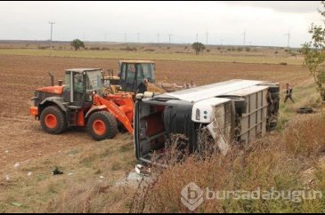 Kaçak göçmenleri taşıyan otobüs devrildi: 57 yaralı