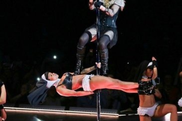 Madonna'dan striptiz şov