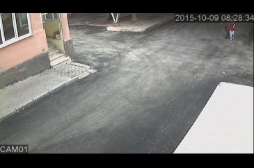 Tacize uğrayan genç kız yol ortasında bayıldı