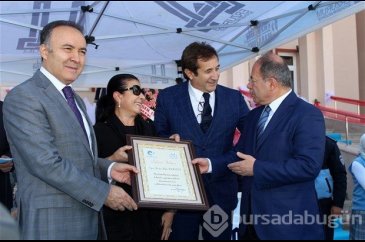 Bakan kürsüye çağırdı izdiham yaşandı