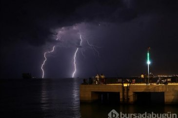 İskenderun'da şimşekli gece