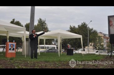 Boş meydanda tek kişilik miting