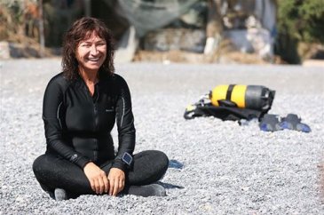 Demet Akbağ su altında oynadı