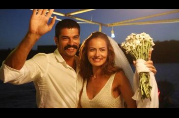 Türkiye'nin en sevilen çifti Fahriye Evcen ile Burak Özçivit oldu