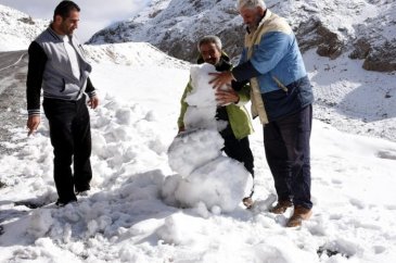 Van'da kar yağışı sonucu karayolu ulaşıma kapandı