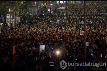 Binlerce Romen hükümeti istifaya çağırdı
