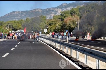 Kazalara kızıp yol kapattılar 