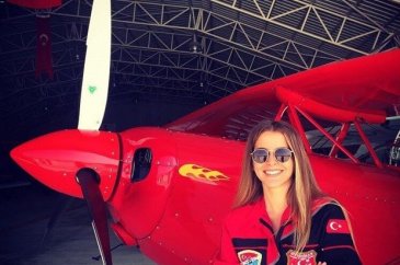 İşte ilk kadın akrobasi pilotu !