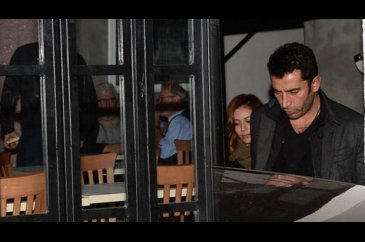 Kenan İmirzalıoğlu ve arkadaşları mekanın ışıklarını söndürüp bir s...