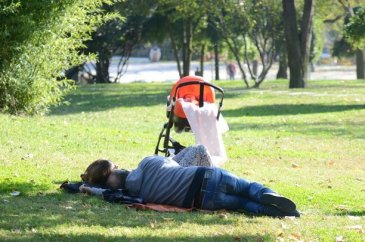 Ünlü oyuncu parkta uyudu
