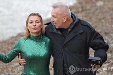 Kate Moss sırılsıklam!