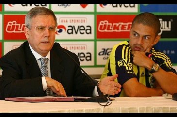 Fenerbahçe Alex'in 6 farklı imzasını yayınladı!