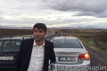 Diyarbakır-Silvan karayolunda askeri servis aracının geçişi sırasın...