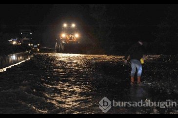 Şiddetli yağış yol kapattı