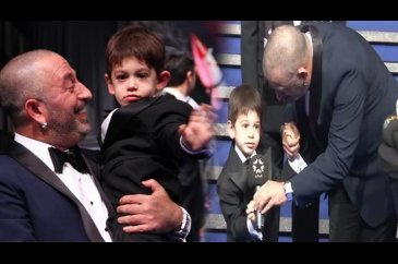 'İlla gelip bir şarkı okuyacağım'