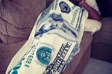 Lüks arabalarını ve uçağını sergiledi