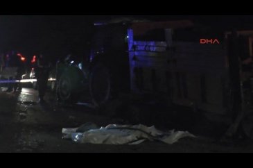 Yolun ortasına bıraktı, otomobil çarptı: 2 ölü