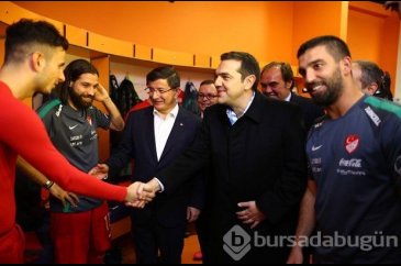 Davutoğlu ve Çipras soyunma odasında