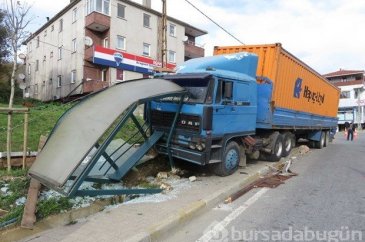İstanbul'da TIR otobüs durağına daldı