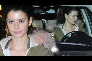 Beren Saat'in ağzını bıçak açmıyor