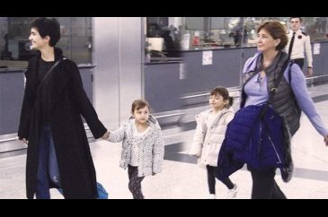 Tuba Büyüküstün ikizlerle Paris'e uçtu