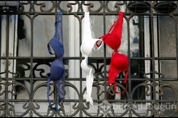 Paris'te herşey bayrak oldu