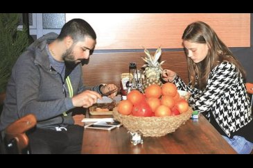 İdo Tatlıses klibinde rol alan güzelle yemekteydi