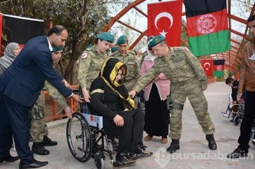 Mehmetçikten Afgan engellilere tekerlekli sandalye yardımı
