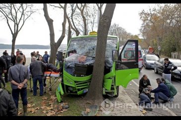 Sarıyer'de kaza: Minibüs ağaca çarptı