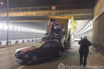 Köprüye takılan TIR'ın üzerindeki araçlar yola düştü