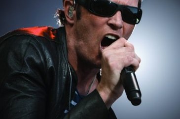 Ünlü müzisyen Scott Weiland ölü bulundu	
