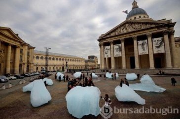 Paris'in göbeğine buz kütleleri