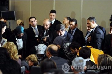 Bayılan korumaya Davutoğlu müdahele etti