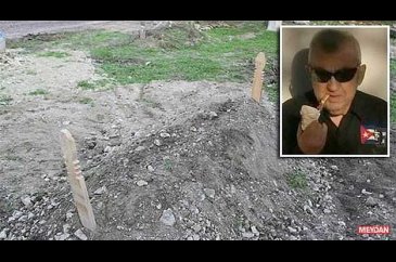 Cep telefonu ve elbiseleriyle defnedildi!