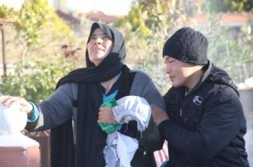 Kızının cesedini 5 km taşıdı!