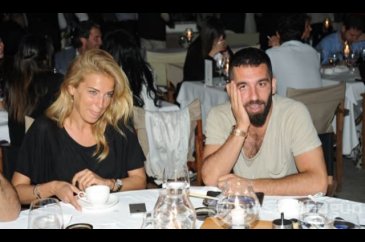 Arda Turan, Burcu Esmersoy'u Instagram'dan sildi