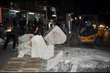 5 tonluk mermer yola düştü