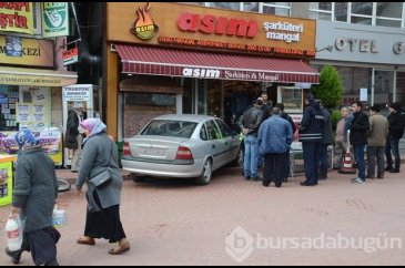 Cansız mankeni yaya sanınca kaza yaptı