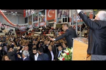 CHP kongresinde Tuncay Özkan'a saldırı